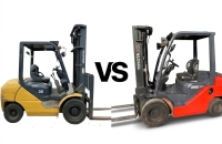 So sánh xe nâng Toyota và Komatsu