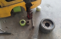 Thay Bánh Xe PU Xe Nâng Điện Đứng Lái Tại TP.HCM