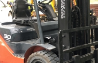 Xe nâng chui container là gì? Có những loại nào