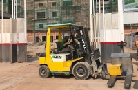 Tại sao nên sử dụng xe nâng hàng trong công trình xây dựng