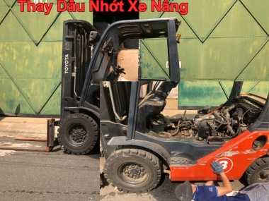 Bao lâu thay nhớt máy xe nâng? Chu kỳ thay dầu động cơ chuẩn