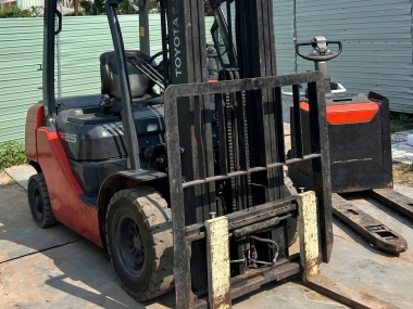 Xe Nâng Chui Container: Giải Pháp Tối Ưu Cho Kho Vận Hiện Đại