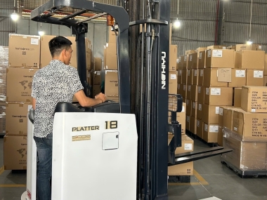 Xe Nâng Điện Đứng Lái 6m: Giải Pháp Tối Ưu Cho Kho Kệ Cao Tầng