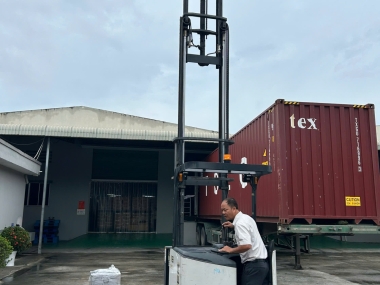 Giá thuê xe nâng điện đứng lái 1.5 tấn Bình Dương