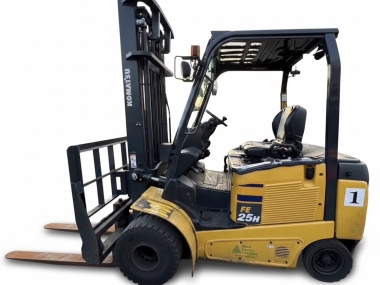Xe nâng Komatsu của nước nào