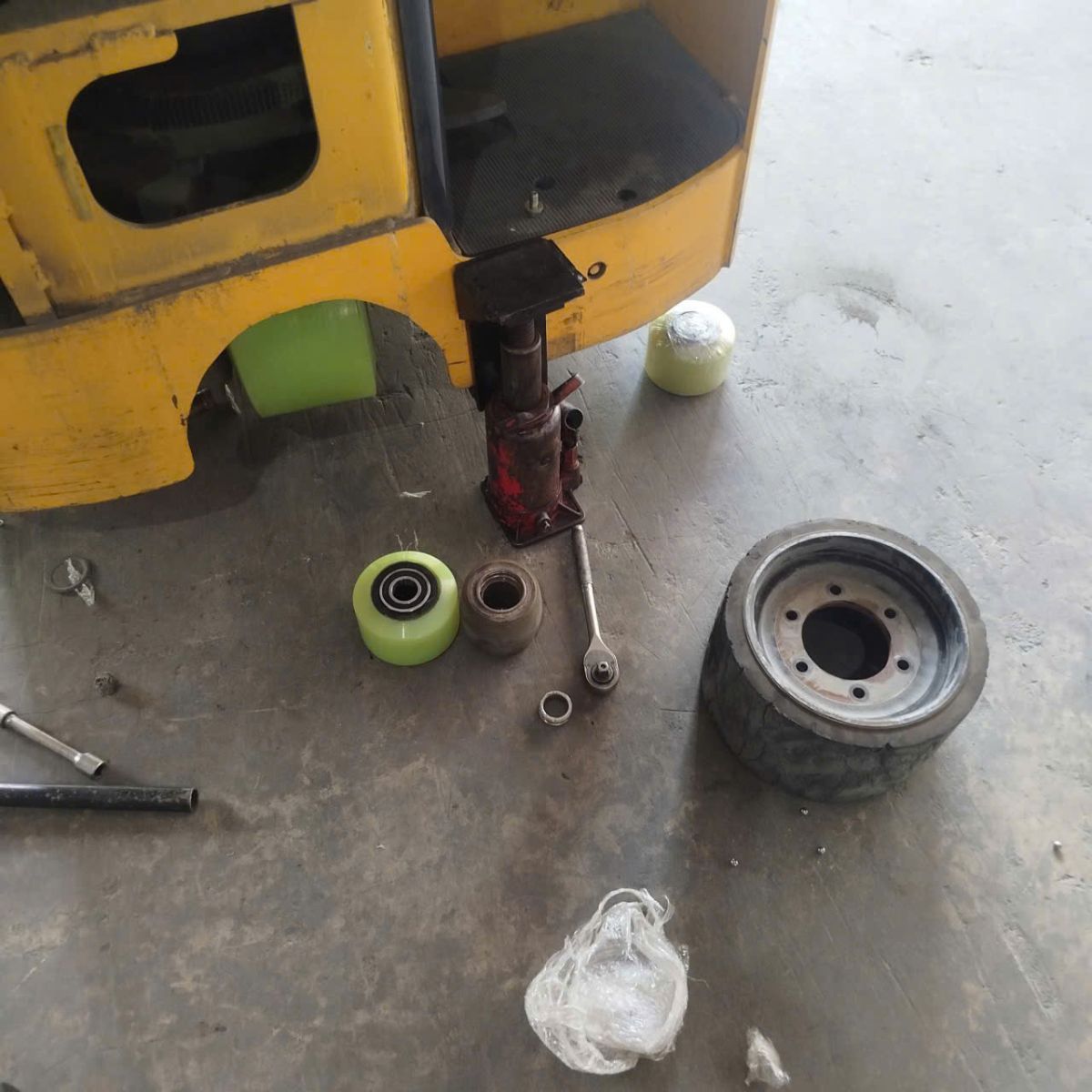 Thay Bánh Xe PU Xe Nâng Điện Đứng Lái Tại TP.HCM