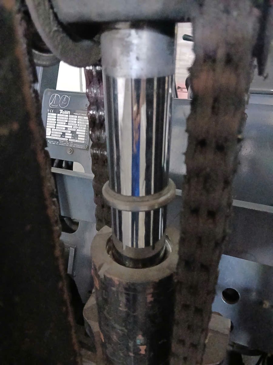 xe nâng bị tụt ty