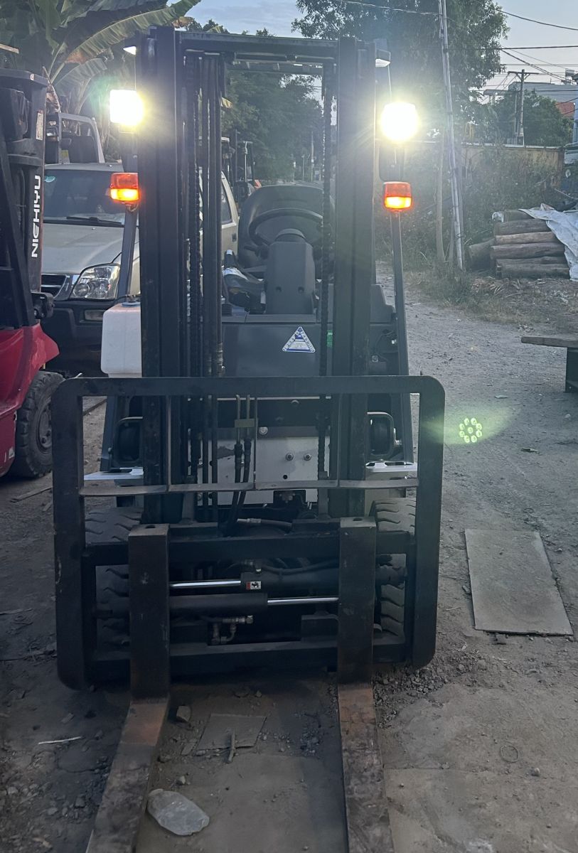 Xe nâng có chức nằng dịch càng