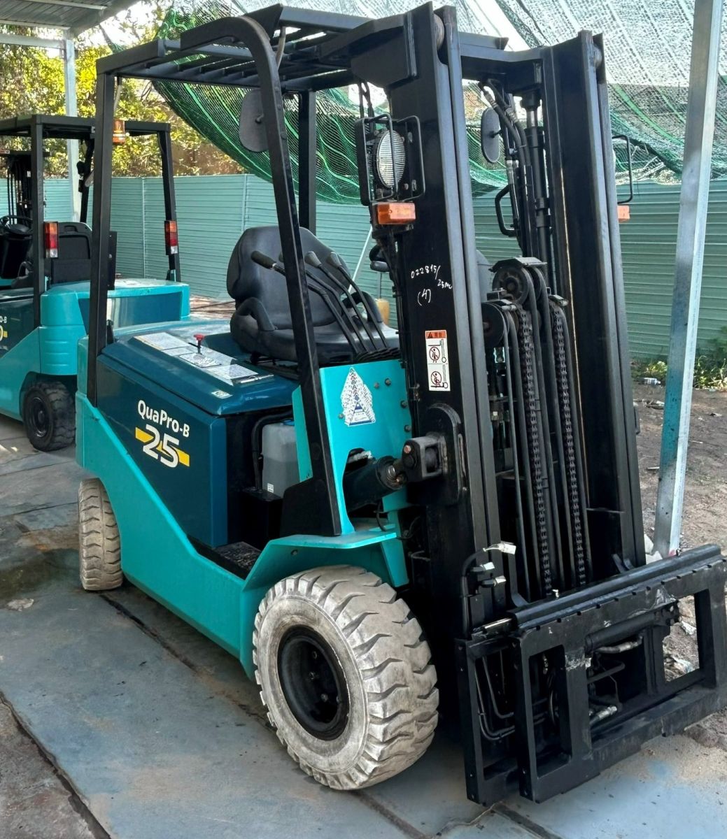 Xe nâng chui container điện