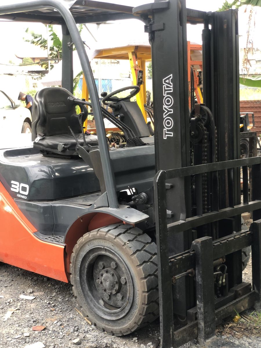 Xe nâng chui container dầu