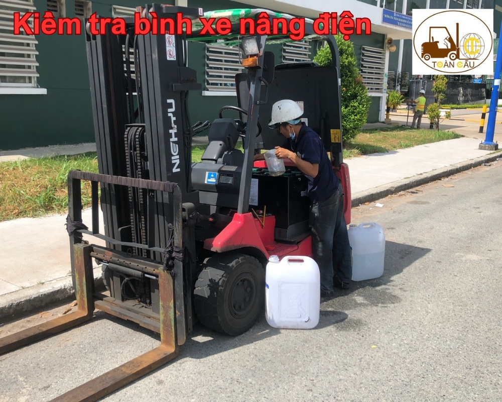 kiểm tra bình điện xe nâng