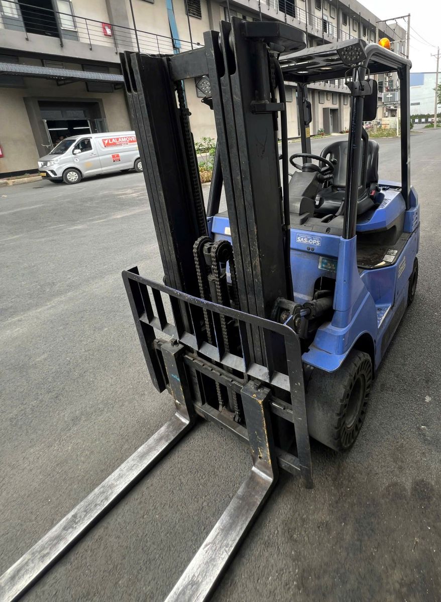 Thuê Xe Nâng 2.5 Tấn Chui Container Tại Hồ Chí Minh Giá Tốt