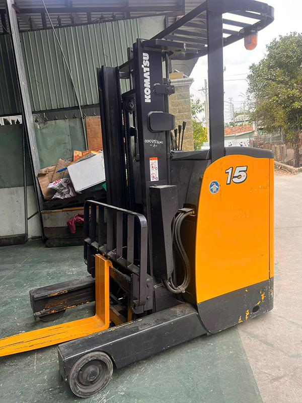 thuê xe nâng điện đứng lái komatsu