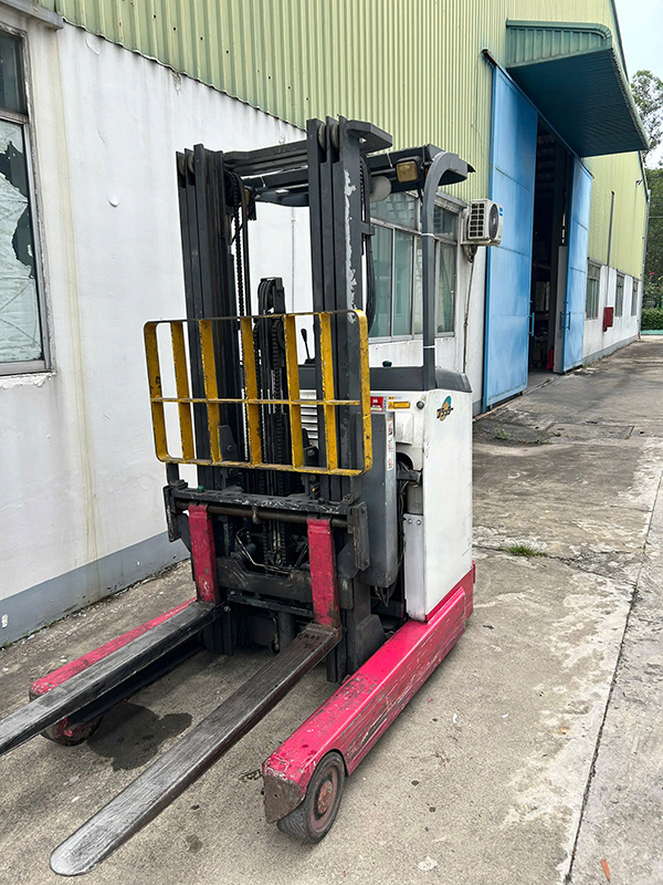 xe nâng điện đứng lái bến cát