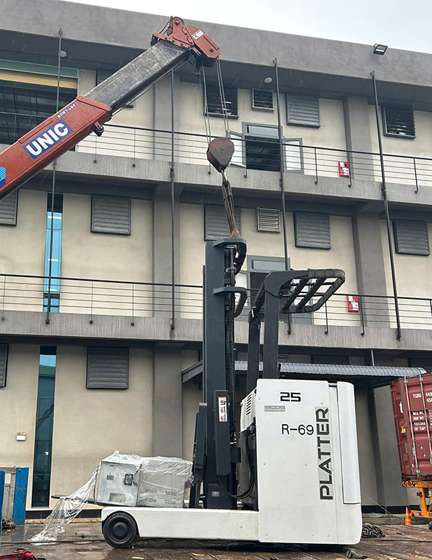xe nâng điện đứng lái dĩ an