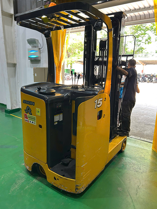 xe nâng điện đứng lái 1.5 tấn