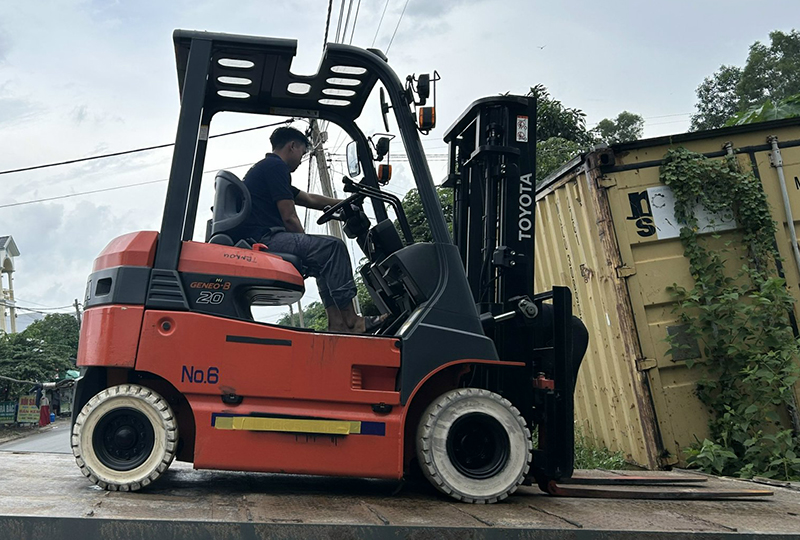 thuê xe nâng điện ngồi lái 2 tấn