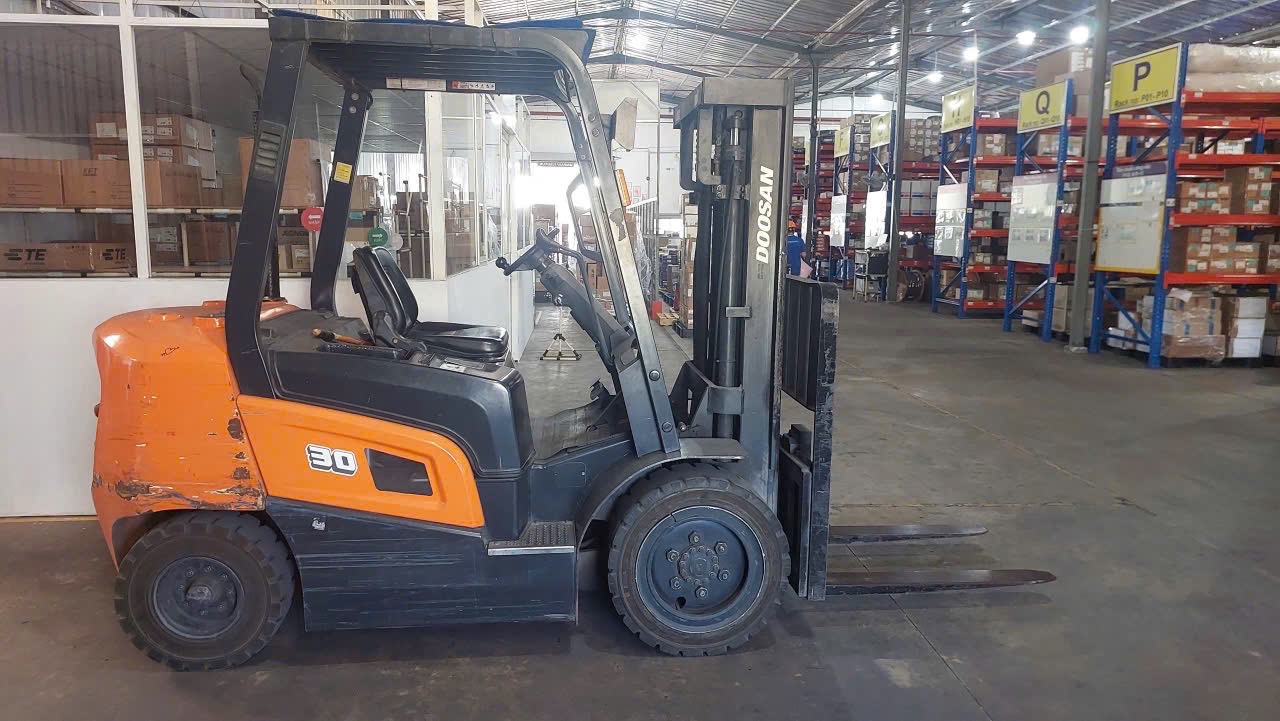 Xe nâng khu công nghiệp Long Đức