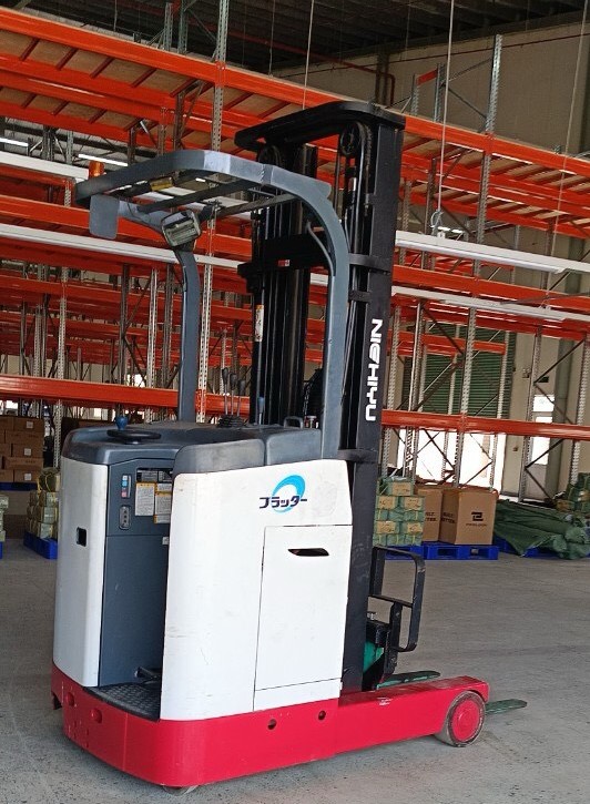 xe nâng điện đứng lái