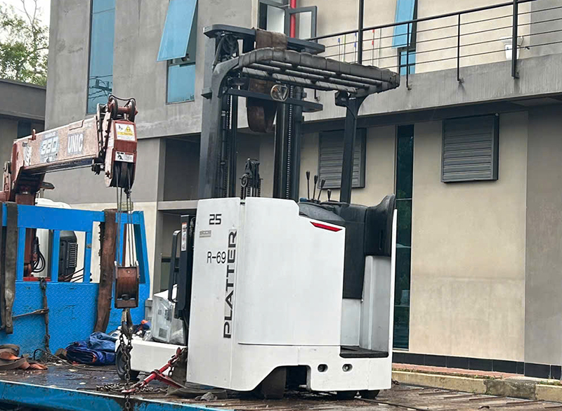 xe nâng điện đứng lái 