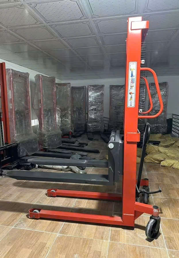 xe nâng dùng nâng chậu cảnh 