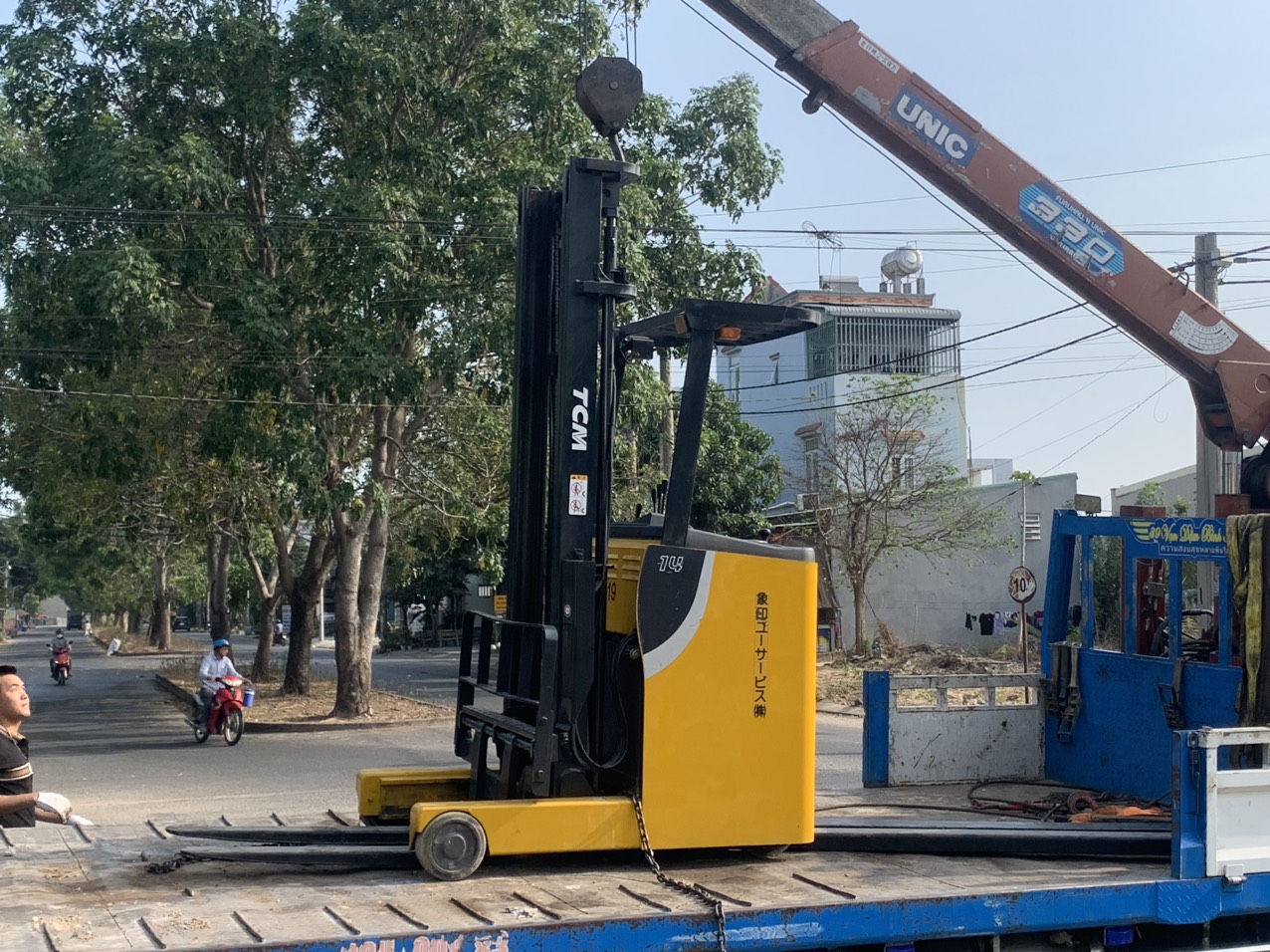 Các loại xe nâng thường được dùng trong kho reach truck