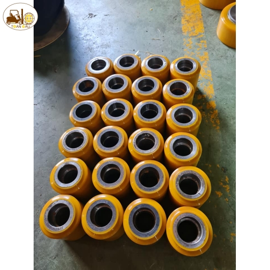 BÁNH PU XE NÂNG ĐIỆN ĐỨNG LÁI