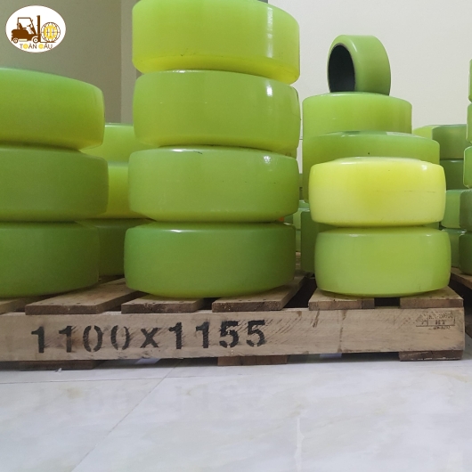 BÁNH PU XE NÂNG ĐIỆN ĐỨNG LÁI