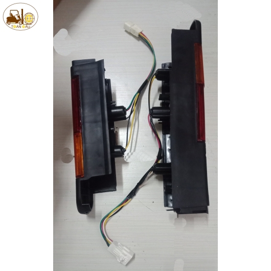 ĐÈN XI NHAN SAU XE NÂNG TOYOTA 8FD