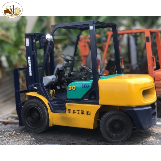 XE NÂNG DẦU KOMATSU 3 TẤN